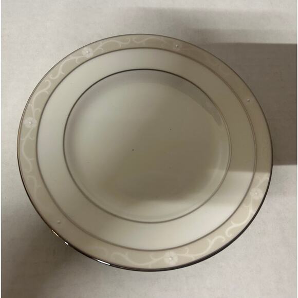 Wedgwood Icing 5 Piece Place Setting. kk433 - Picture 5 of 9